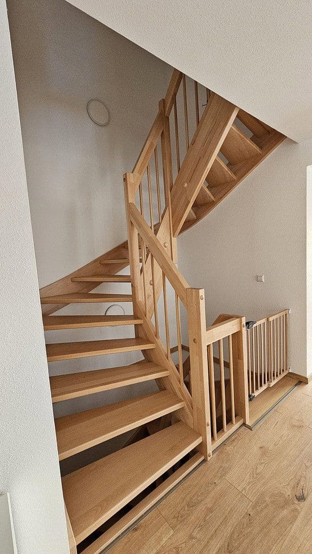 Prenájom bytu 4-izbový 150 m², Schwäbisch Hall, Bádensko-Wurttembersko Prenájom bytu 4-izbový 150 m², Schwäbisch Hall, Bádensko-Wurttembersko