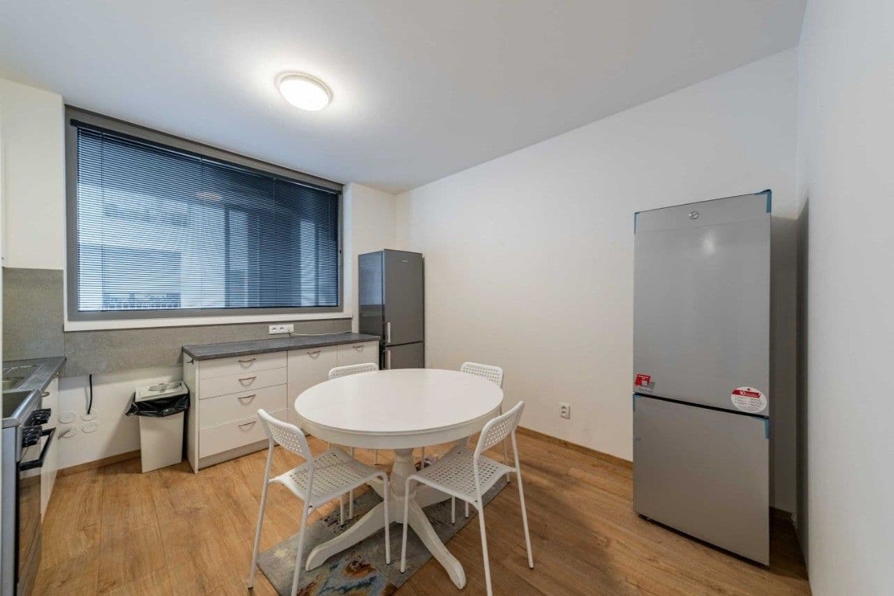 Prenájom bytu 4-izbový 15 m², Hlaváčkova, Praha, Praha Prenájom bytu 4-izbový 15 m², Hlaváčkova, Praha, Praha