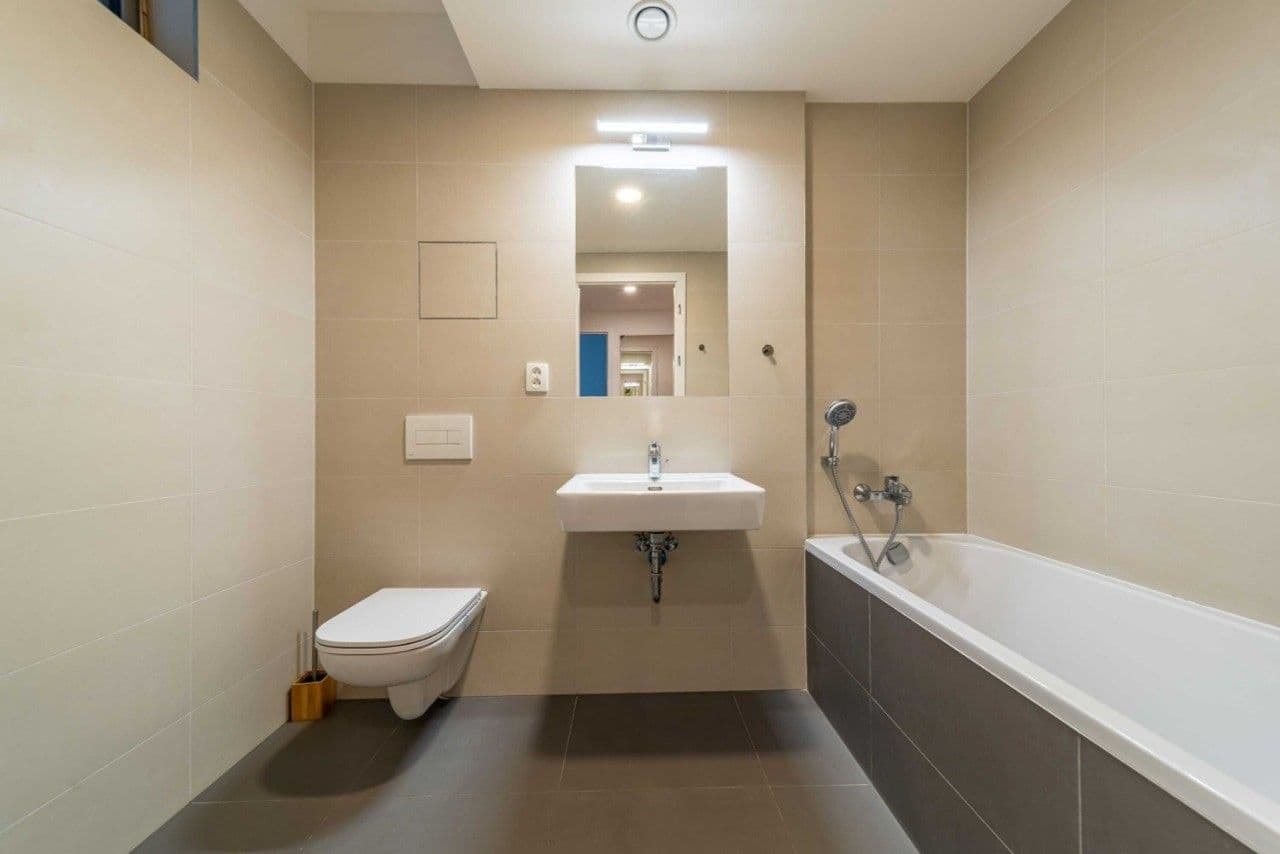 Prenájom bytu 4-izbový 15 m², Hlaváčkova, Praha, Praha Prenájom bytu 4-izbový 15 m², Hlaváčkova, Praha, Praha