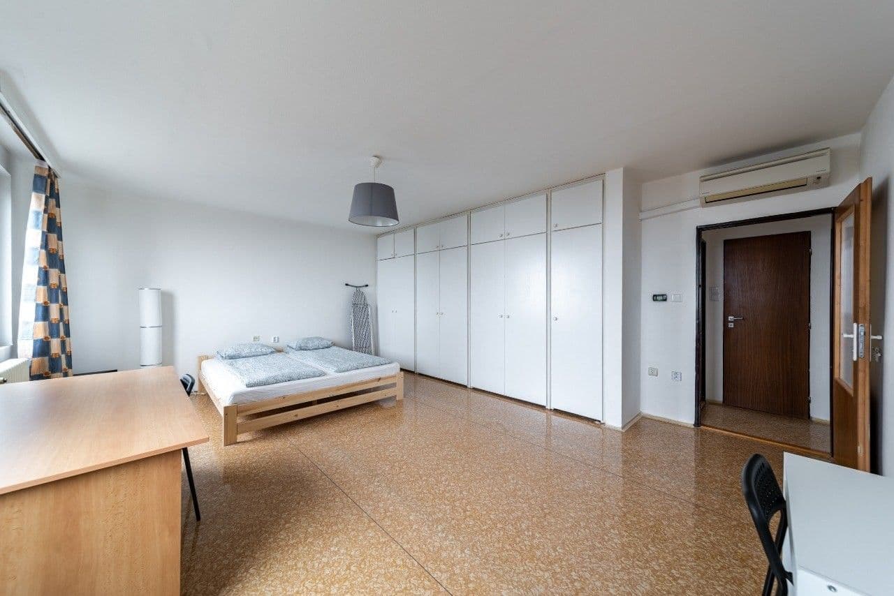 Prenájom bytu 4-izbový 24 m², Kříženeckého náměstí, Praha, Praha Prenájom bytu 4-izbový 24 m², Kříženeckého náměstí, Praha, Praha