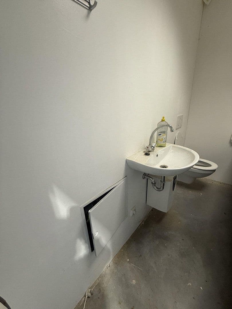 Prenájom nebytového priestoru 250 m², Am Breitenstein 6a, Iphofen, Bavorsko Prenájom nebytového priestoru 250 m², Am Breitenstein 6a, Iphofen, Bavorsko
