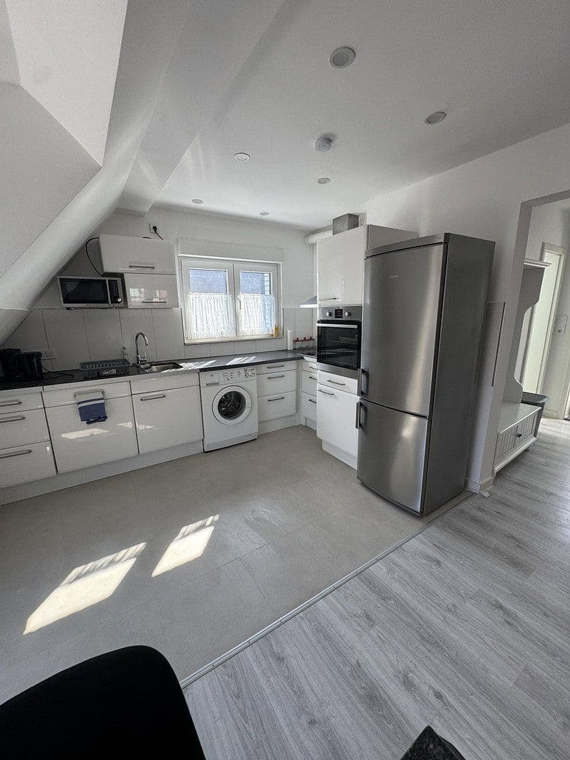 Prenájom bytu 2-izbový 80 m², Bredelaerstraße 39, Düsseldorf, Severné Porýnie - Westfálsko Prenájom bytu 2-izbový 80 m², Bredelaerstraße 39, Düsseldorf, Severné Porýnie - Westfálsko