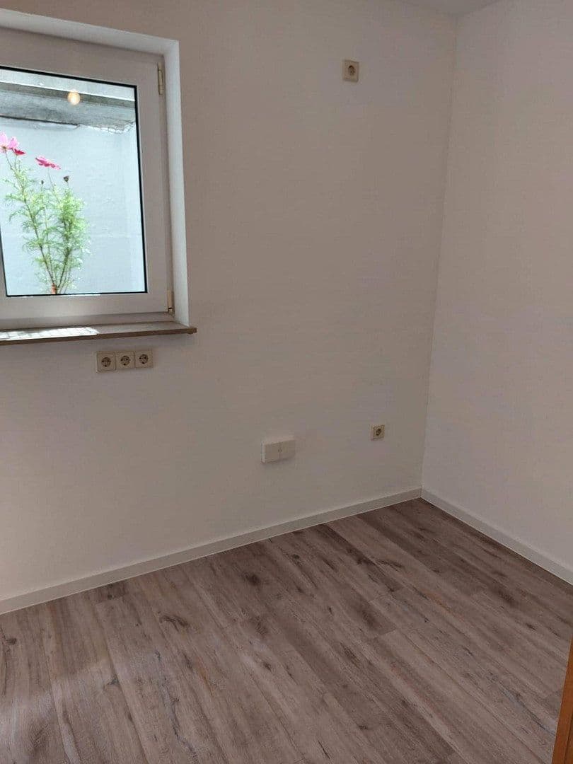 Prenájom bytu 1-izbový 40 m², Schwäbisch Gmünd, Bádensko-Wurttembersko Prenájom bytu 1-izbový 40 m², Schwäbisch Gmünd, Bádensko-Wurttembersko