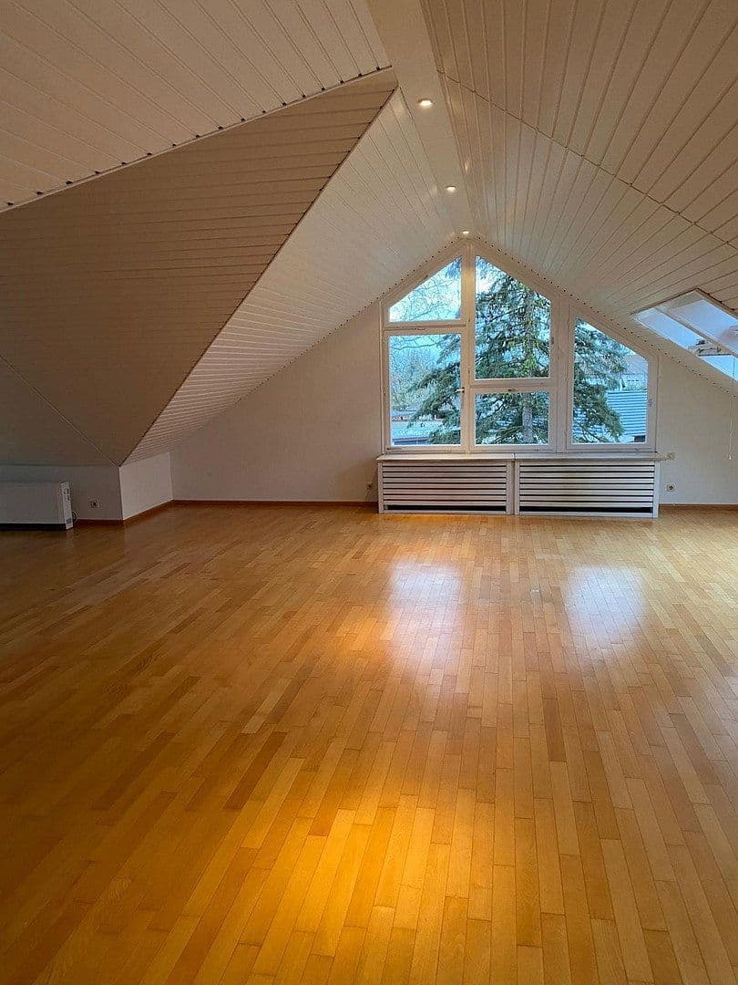 Prenájom domu 310 m², pozemek 1.650 m², Karlsruhe, Bádensko-Wurttembersko Prenájom domu 310 m², pozemek 1.650 m², Karlsruhe, Bádensko-Wurttembersko