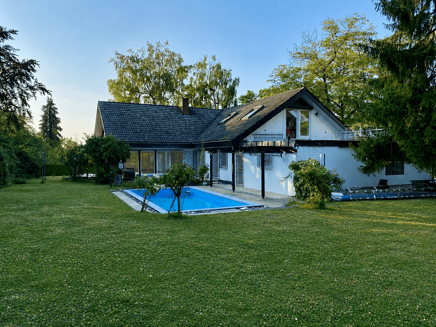 Prenájom domu 310 m², pozemek 1.650 m², Karlsruhe, Bádensko-Wurttembersko Prenájom domu 310 m², pozemek 1.650 m², Karlsruhe, Bádensko-Wurttembersko