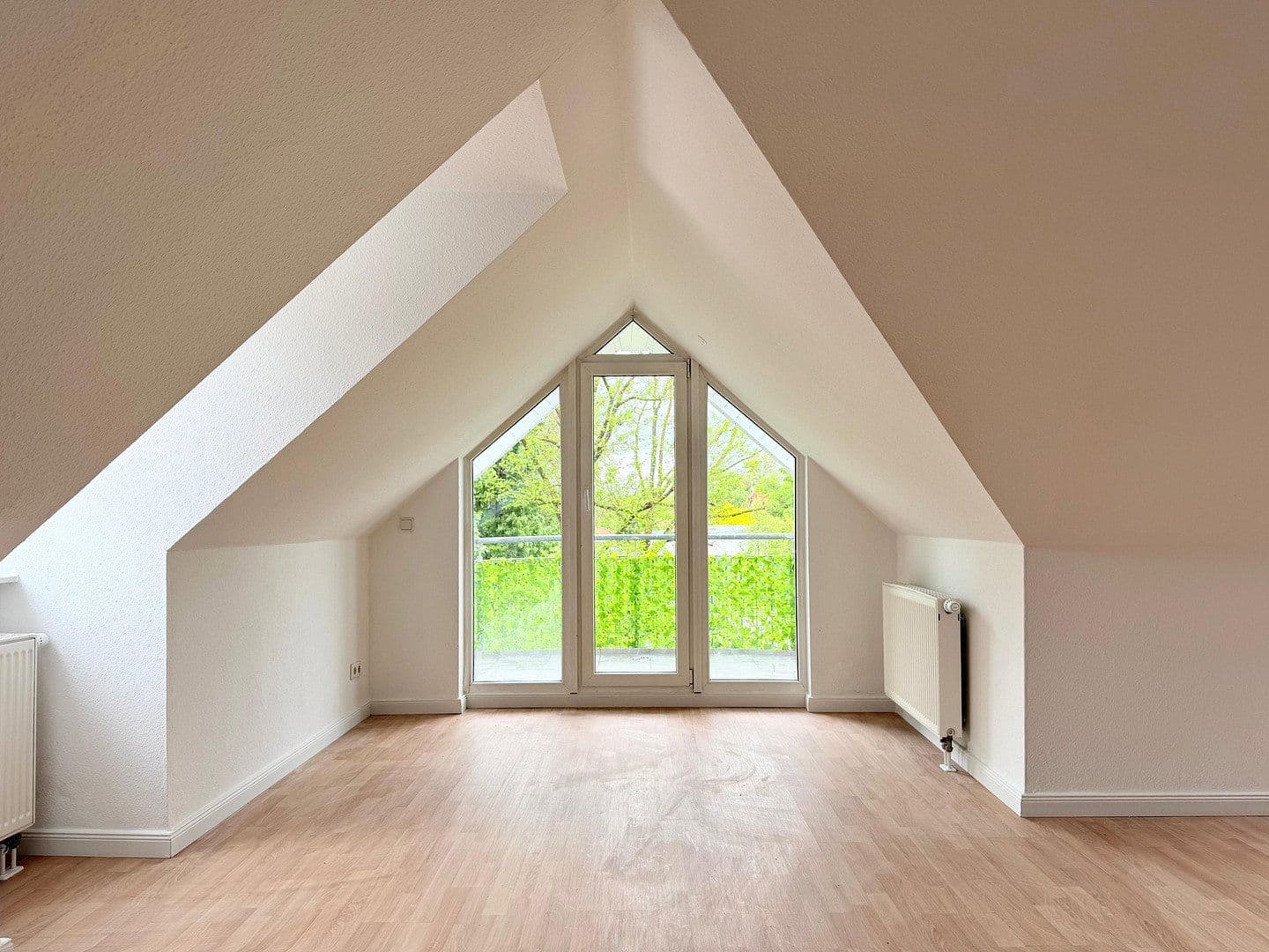 Prenájom bytu 4-izbový 91 m², Wernsdorfer Straße 7, Berlin Schmöckwitz, Berlín Prenájom bytu 4-izbový 91 m², Wernsdorfer Straße 7, Berlin Schmöckwitz, Berlín