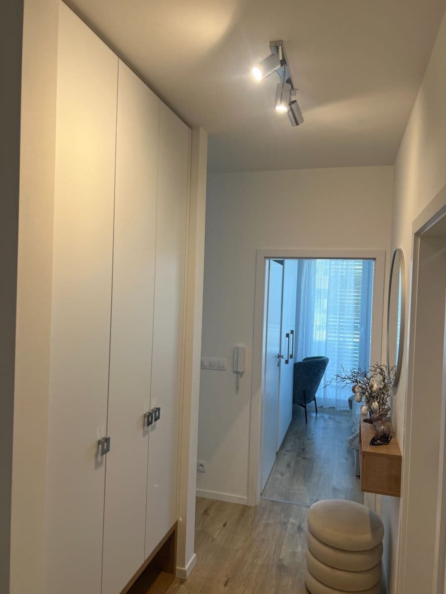 Prenájom bytu 2-izbový 57 m², Fialová, Petržalka, Bratislavský kraj Prenájom bytu 2-izbový 57 m², Fialová, Petržalka, Bratislavský kraj