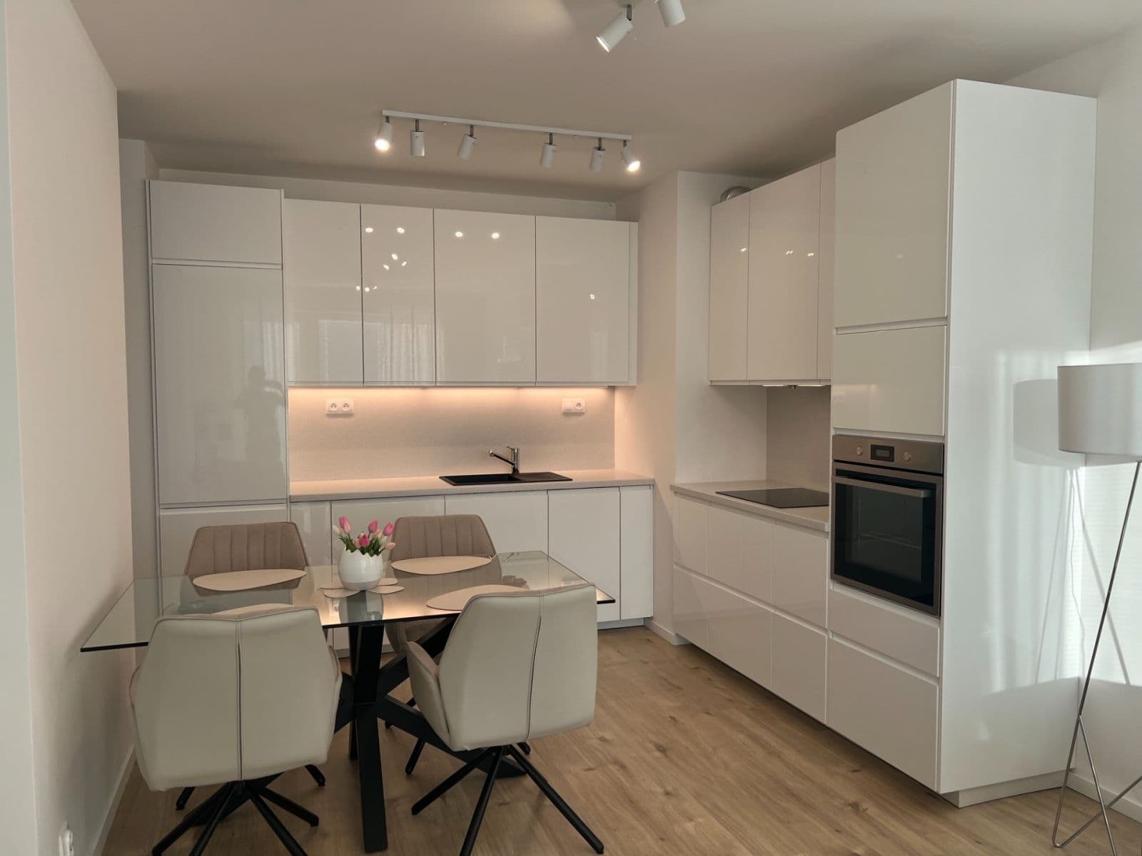 Prenájom bytu 2-izbový 57 m², Fialová, Petržalka, Bratislavský kraj Prenájom bytu 2-izbový 57 m², Fialová, Petržalka, Bratislavský kraj