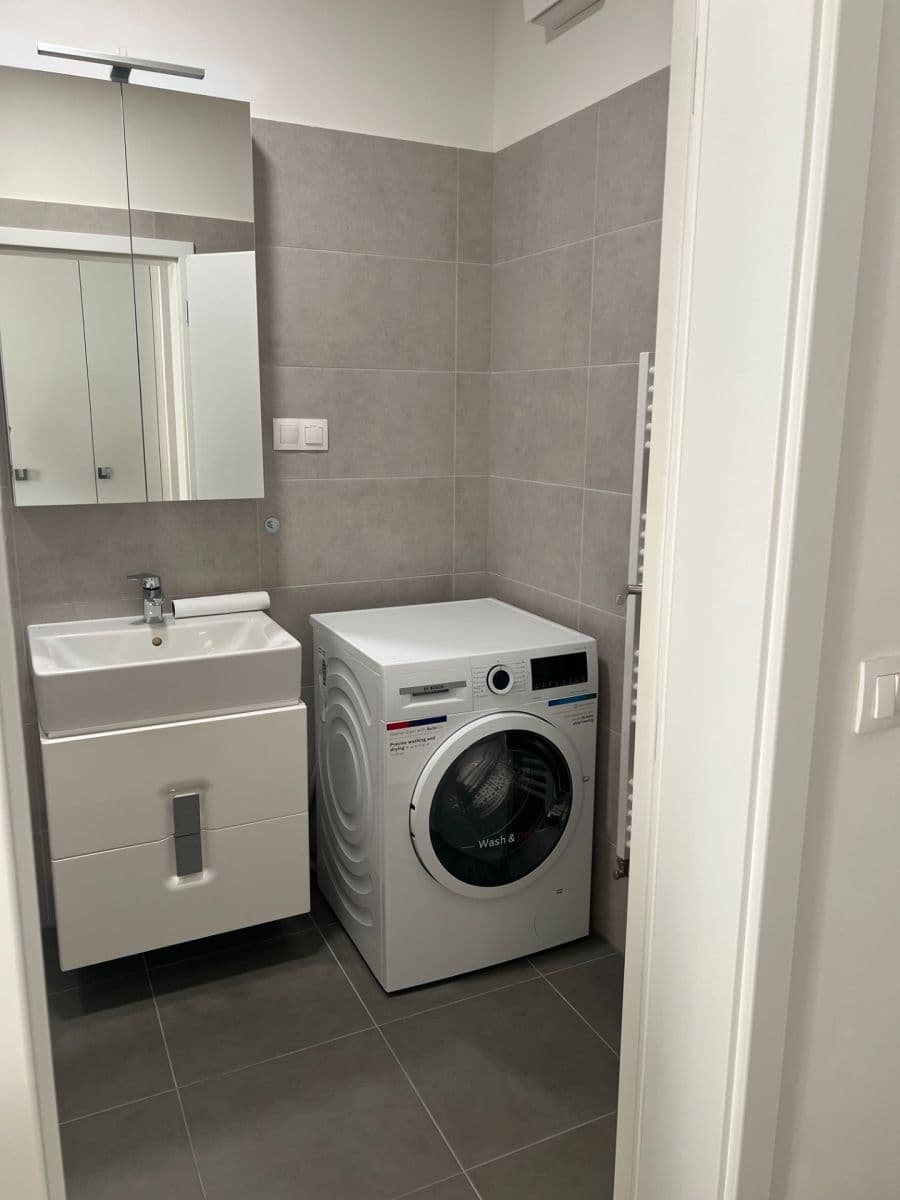 Prenájom bytu 2-izbový 57 m², Fialová, Petržalka, Bratislavský kraj Prenájom bytu 2-izbový 57 m², Fialová, Petržalka, Bratislavský kraj