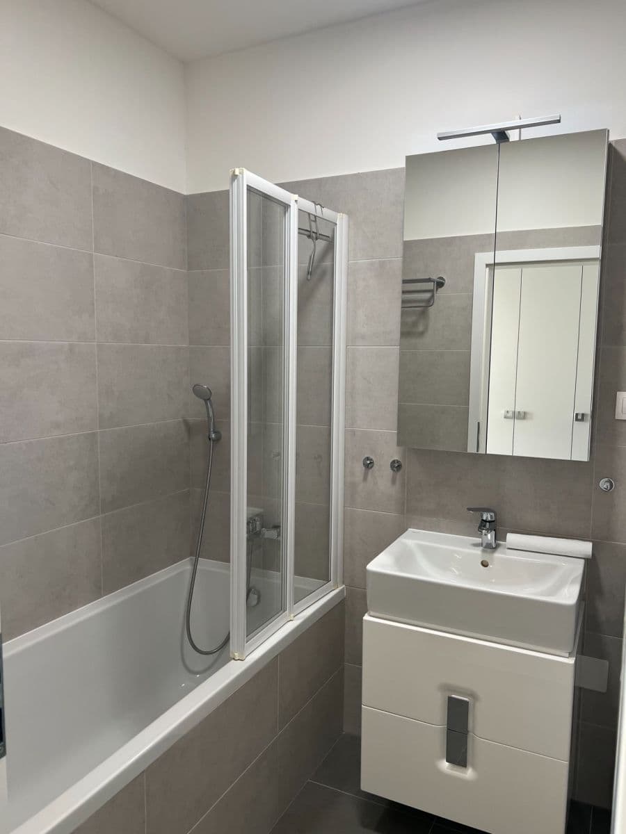 Prenájom bytu 2-izbový 57 m², Fialová, Petržalka, Bratislavský kraj Prenájom bytu 2-izbový 57 m², Fialová, Petržalka, Bratislavský kraj