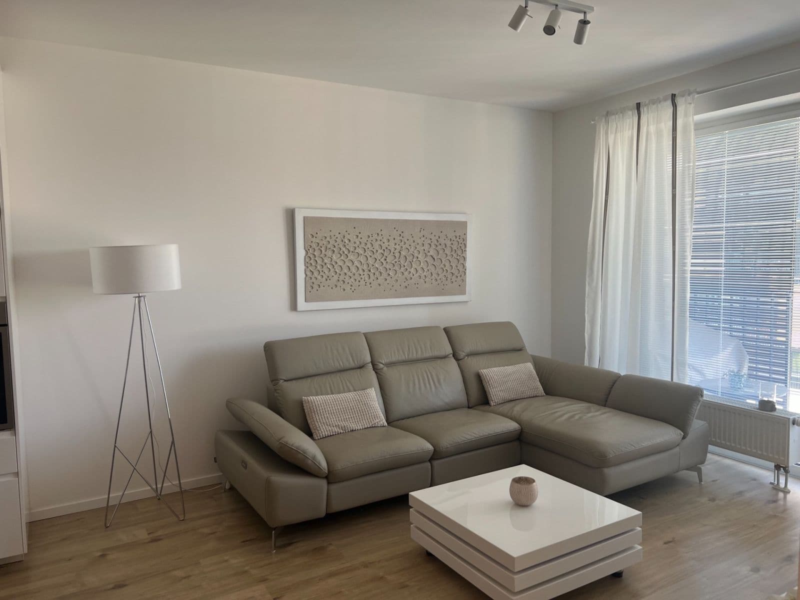 Prenájom bytu 2-izbový 57 m², Fialová, Petržalka, Bratislavský kraj Prenájom bytu 2-izbový 57 m², Fialová, Petržalka, Bratislavský kraj
