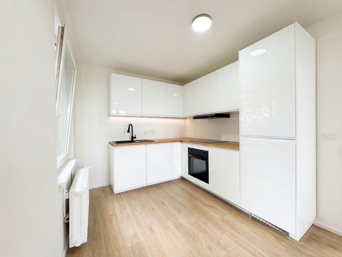 Predaj bytu 3-izbový 54 m², K Šafránce, Praha, Praha Predaj bytu 3-izbový 54 m², K Šafránce, Praha, Praha