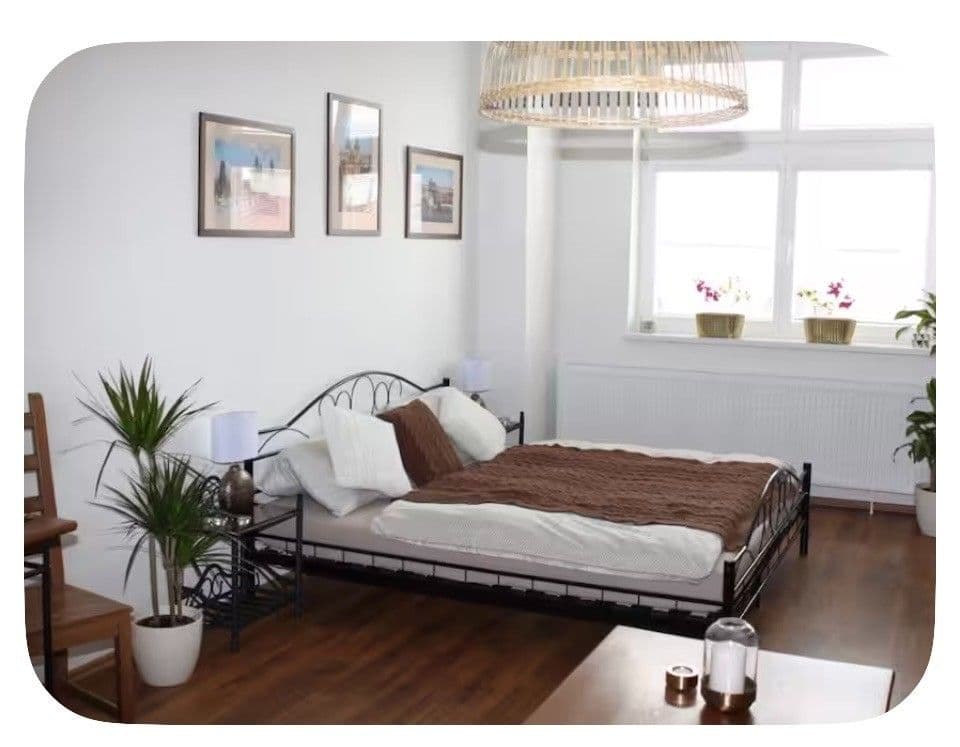 Prenájom bytu 1-izbový 40 m², Orlická, Praha, Praha Prenájom bytu 1-izbový 40 m², Orlická, Praha, Praha