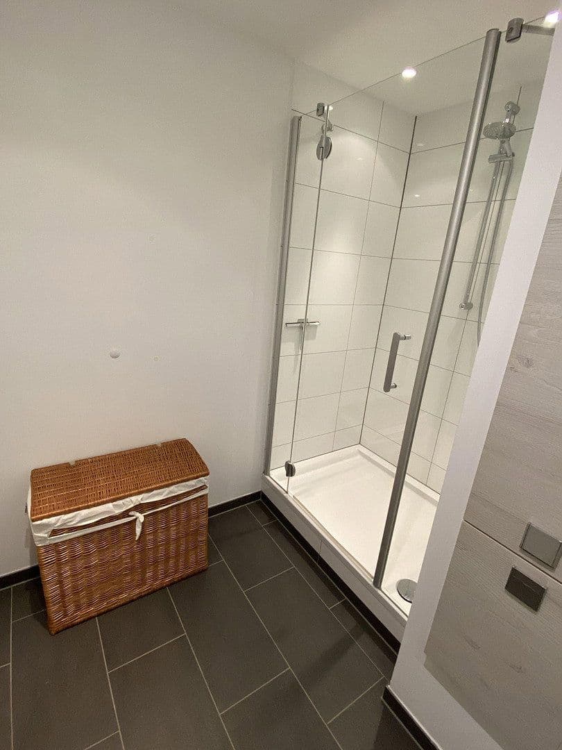 Prenájom bytu 2-izbový 90 m², Bernhardstr. 147, Köln, Severné Porýnie - Westfálsko Prenájom bytu 2-izbový 90 m², Bernhardstr. 147, Köln, Severné Porýnie - Westfálsko