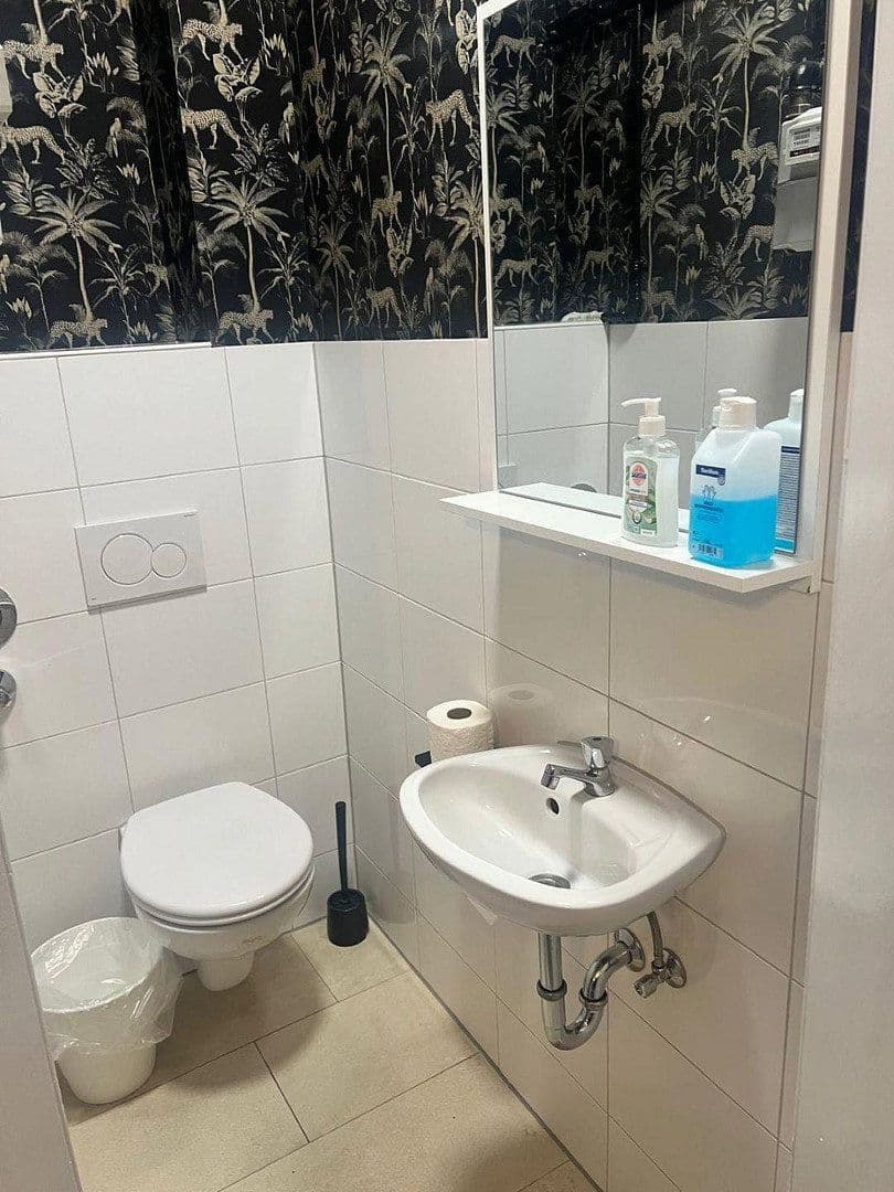 Prenájom bytu 5-izbový 140 m², Weserstraße 16, Frankfurt am Main, Hesensko Prenájom bytu 5-izbový 140 m², Weserstraße 16, Frankfurt am Main, Hesensko