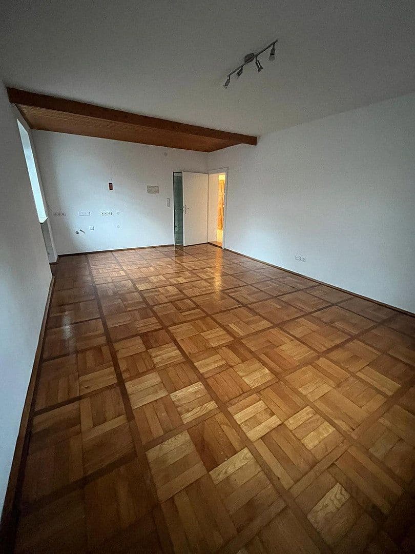 Prenájom bytu 5-izbový 130 m², Neue Bergstraße 23, Landshut, Bavorsko Prenájom bytu 5-izbový 130 m², Neue Bergstraße 23, Landshut, Bavorsko