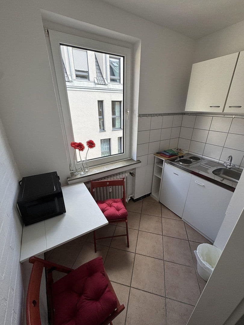 Prenájom bytu 1-izbový 30 m², Ritterstraße 21, Düsseldorf, Severné Porýnie - Westfálsko Prenájom bytu 1-izbový 30 m², Ritterstraße 21, Düsseldorf, Severné Porýnie - Westfálsko