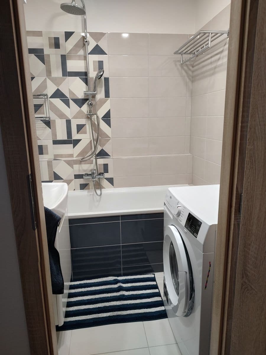 Prenájom bytu 3-izbový 80 m², Makovského, Praha, Praha Prenájom bytu 3-izbový 80 m², Makovského, Praha, Praha