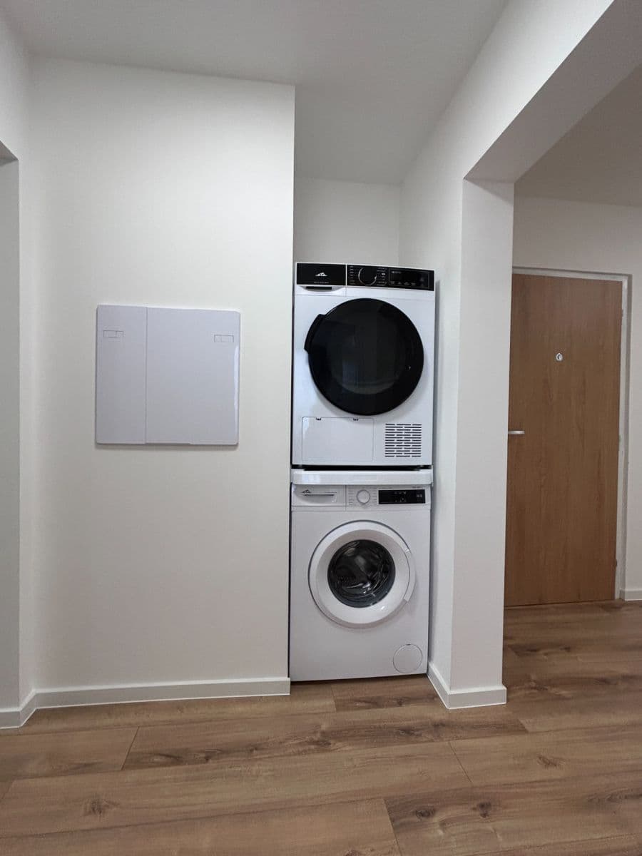Prenájom bytu 4-izbový 12 m², Suchý vršek, Praha, Praha Prenájom bytu 4-izbový 12 m², Suchý vršek, Praha, Praha