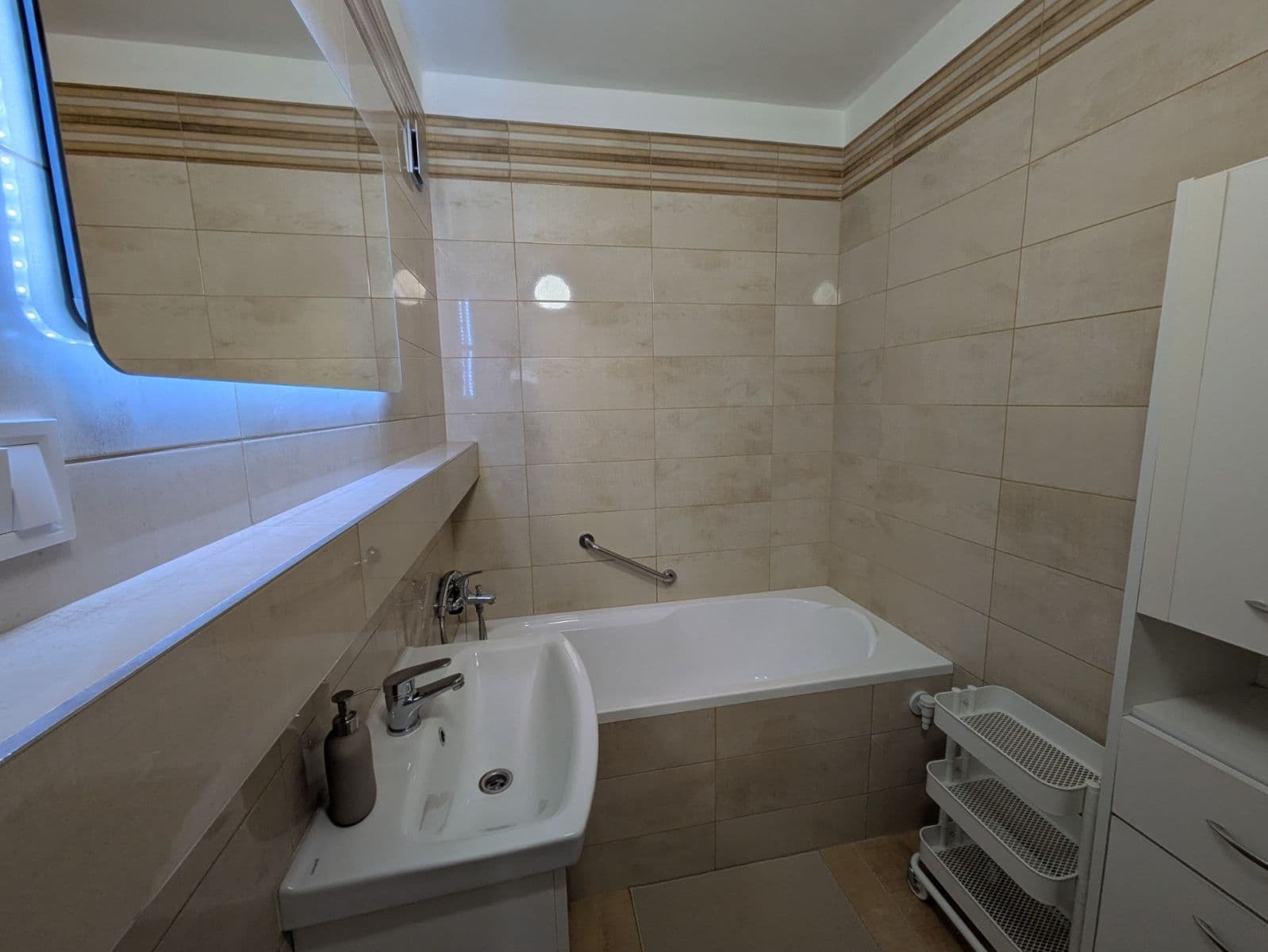 Prenájom bytu 4-izbový 12 m², Suchý vršek, Praha, Praha Prenájom bytu 4-izbový 12 m², Suchý vršek, Praha, Praha