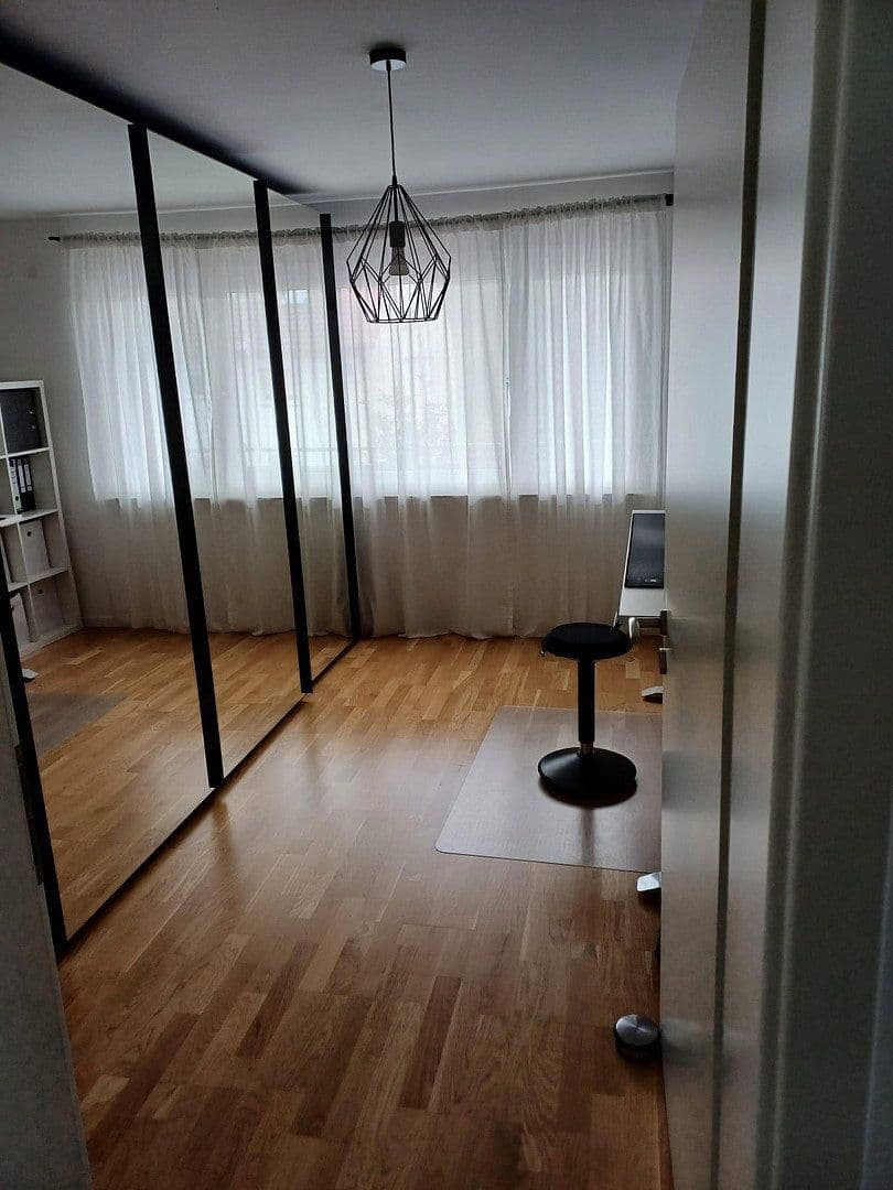 Prenájom bytu 4-izbový 100 m², Tamm, Bádensko-Wurttembersko Prenájom bytu 4-izbový 100 m², Tamm, Bádensko-Wurttembersko