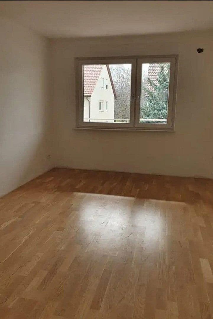 Prenájom bytu 4-izbový 100 m², Tamm, Bádensko-Wurttembersko Prenájom bytu 4-izbový 100 m², Tamm, Bádensko-Wurttembersko
