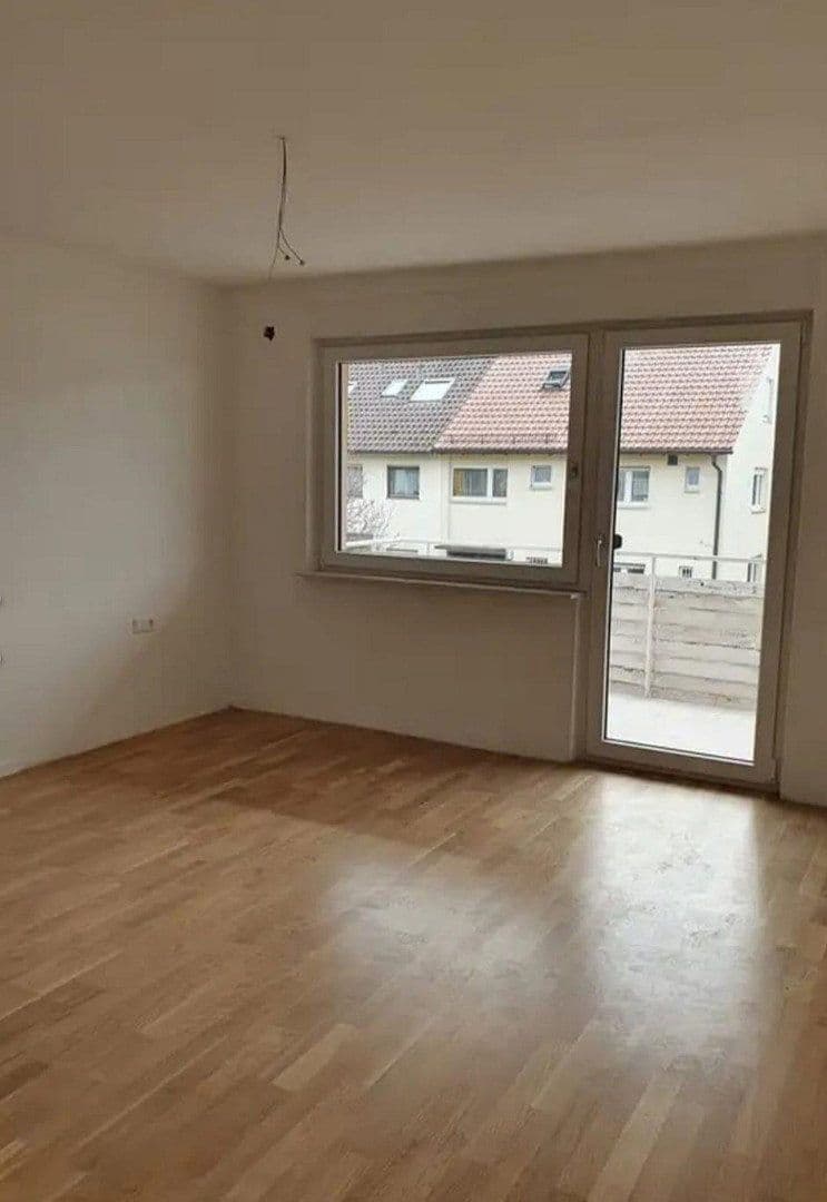 Prenájom bytu 4-izbový 100 m², Tamm, Bádensko-Wurttembersko Prenájom bytu 4-izbový 100 m², Tamm, Bádensko-Wurttembersko