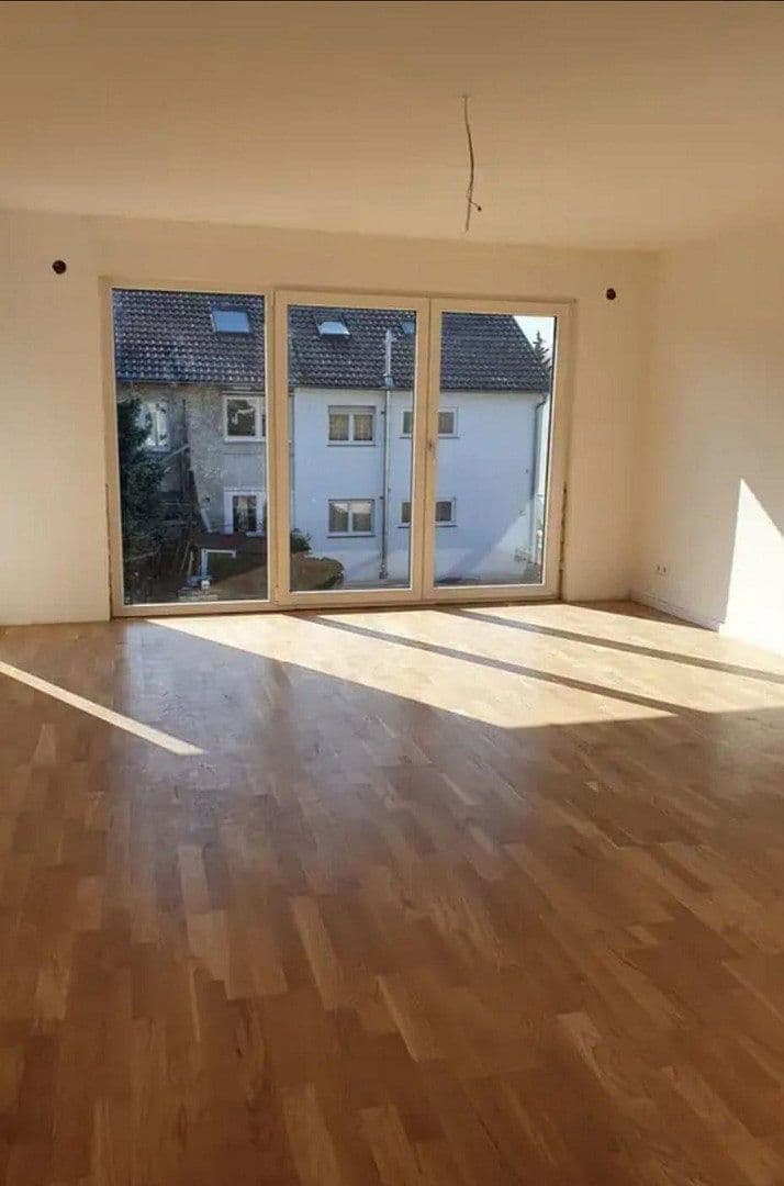 Prenájom bytu 4-izbový 100 m², Tamm, Bádensko-Wurttembersko Prenájom bytu 4-izbový 100 m², Tamm, Bádensko-Wurttembersko