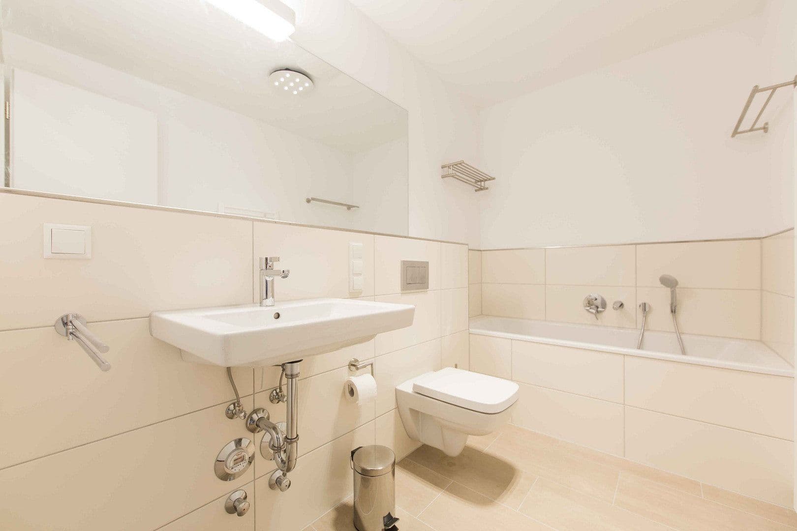 Prenájom bytu 3-izbový 85 m², Berlin, Berlín Prenájom bytu 3-izbový 85 m², Berlin, Berlín