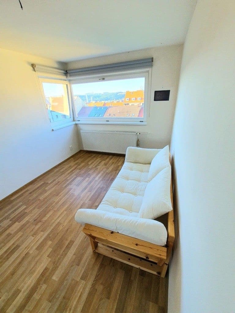 Prenájom bytu 4-izbový 77 m², Korunovační, Praha, Praha Prenájom bytu 4-izbový 77 m², Korunovační, Praha, Praha