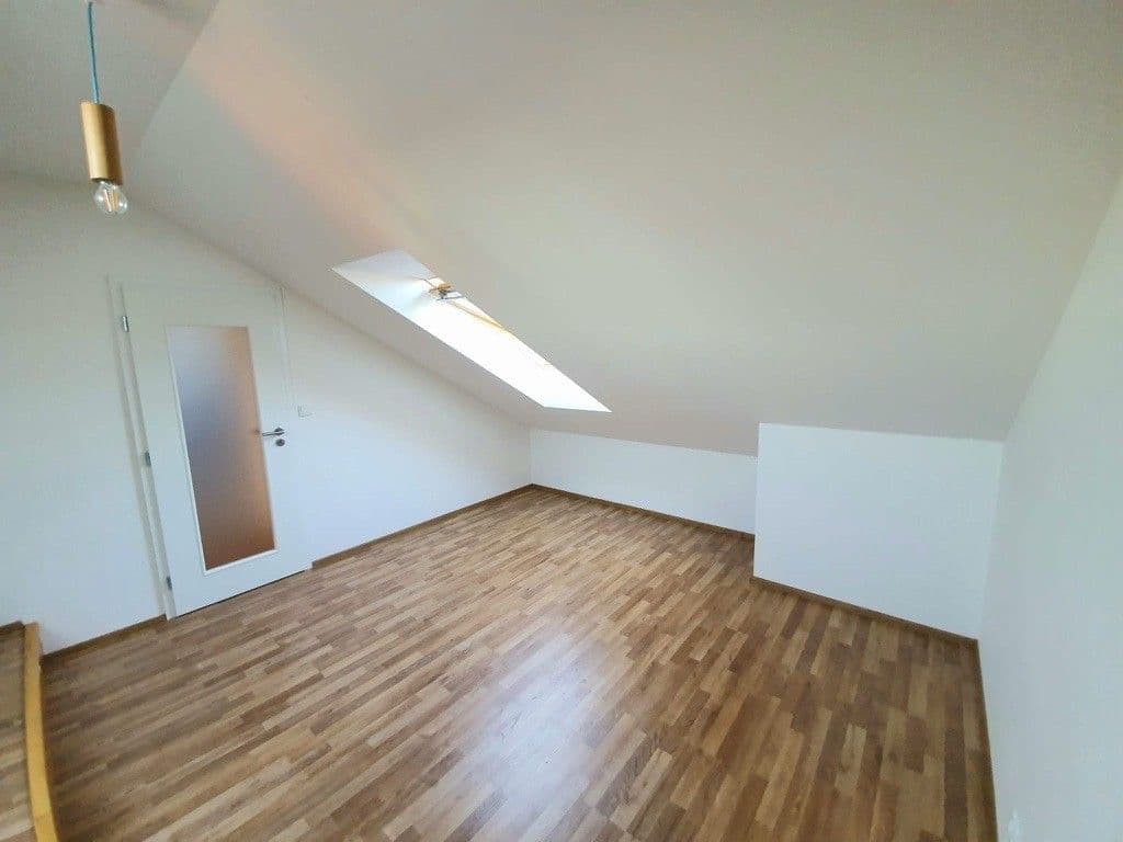 Prenájom bytu 4-izbový 77 m², Korunovační, Praha, Praha Prenájom bytu 4-izbový 77 m², Korunovační, Praha, Praha