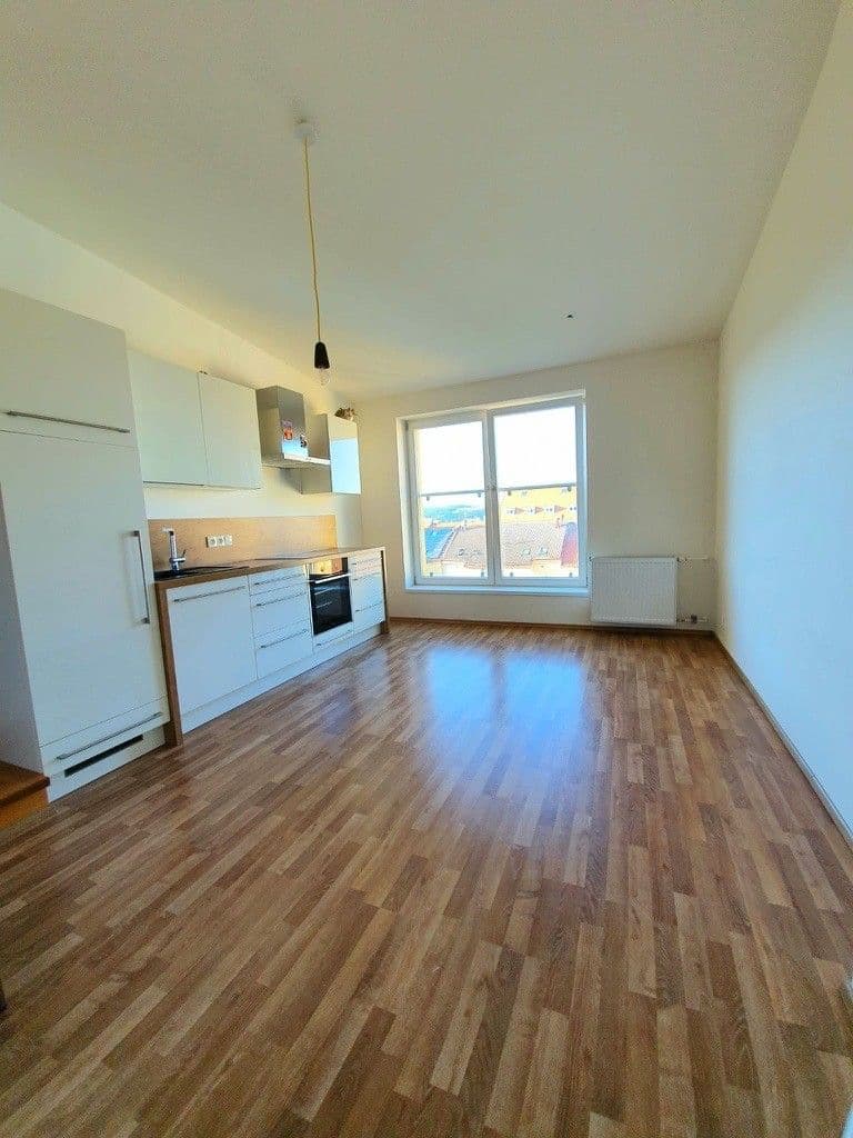 Prenájom bytu 4-izbový 77 m², Korunovační, Praha, Praha Prenájom bytu 4-izbový 77 m², Korunovační, Praha, Praha