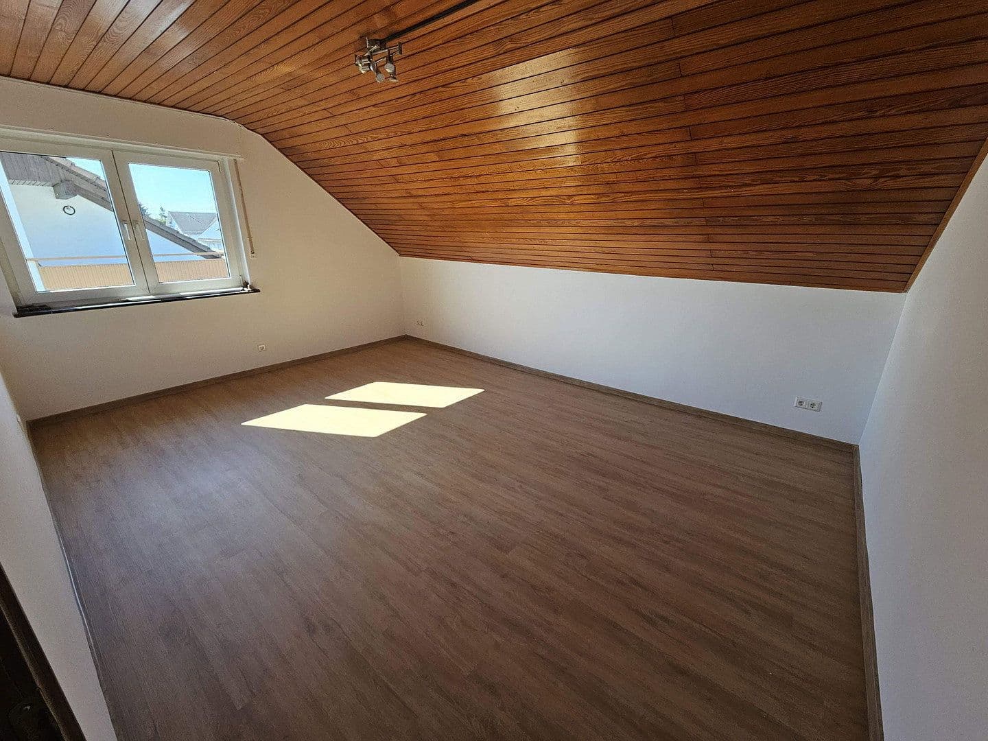 Prenájom bytu 4-izbový 120 m², Stutensee, Bádensko-Wurttembersko Prenájom bytu 4-izbový 120 m², Stutensee, Bádensko-Wurttembersko