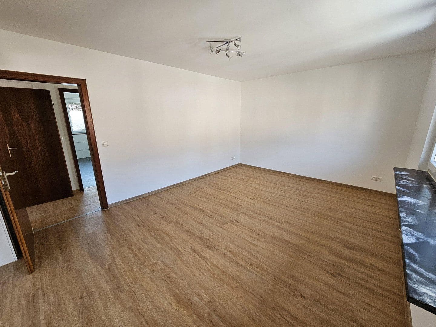 Prenájom bytu 4-izbový 120 m², Stutensee, Bádensko-Wurttembersko Prenájom bytu 4-izbový 120 m², Stutensee, Bádensko-Wurttembersko