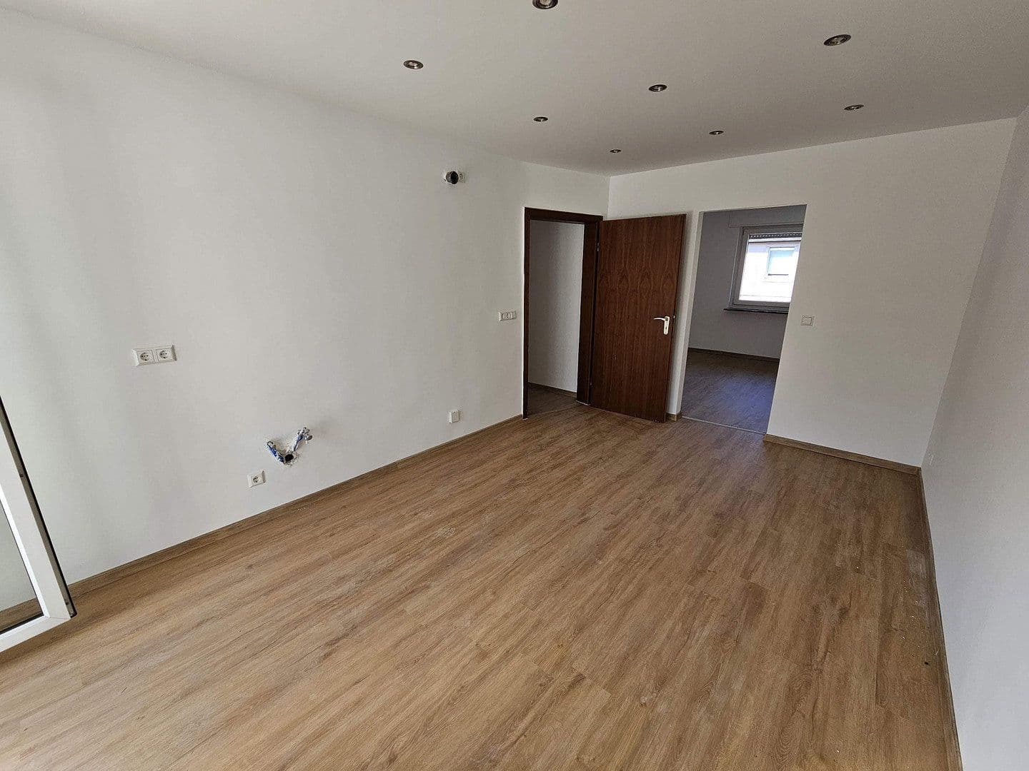 Prenájom bytu 4-izbový 120 m², Stutensee, Bádensko-Wurttembersko Prenájom bytu 4-izbový 120 m², Stutensee, Bádensko-Wurttembersko