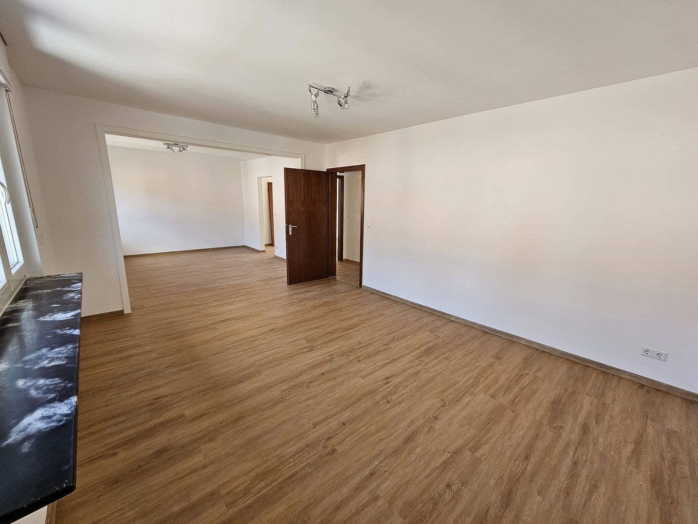 Prenájom bytu 4-izbový 120 m², Stutensee, Bádensko-Wurttembersko Prenájom bytu 4-izbový 120 m², Stutensee, Bádensko-Wurttembersko