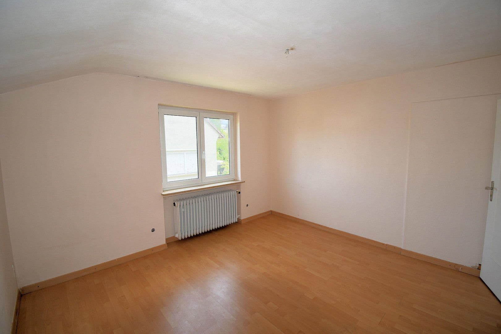 Predaj domu 142 m², pozemek 452 m², Wiesbaden, Hesensko Predaj domu 142 m², pozemek 452 m², Wiesbaden, Hesensko