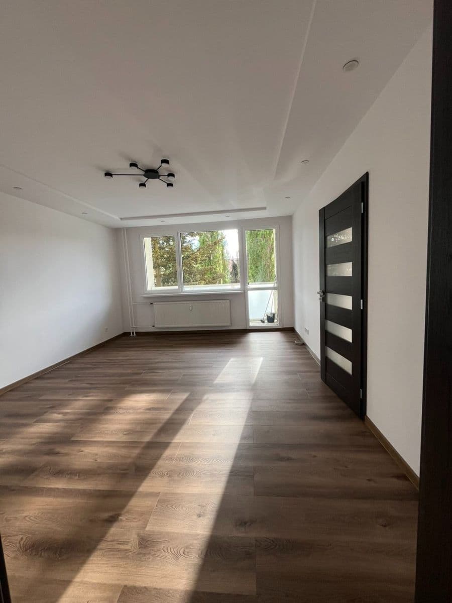 Prenájom bytu 3-izbový 75 m², Dlouhá, Česká Lípa, Liberecký kraj Prenájom bytu 3-izbový 75 m², Dlouhá, Česká Lípa, Liberecký kraj