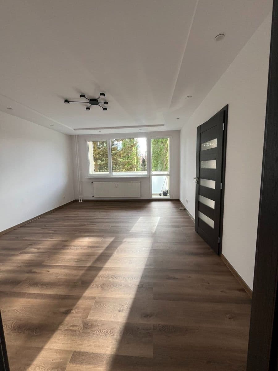 Prenájom bytu 3-izbový 75 m², Dlouhá, Česká Lípa, Liberecký kraj Prenájom bytu 3-izbový 75 m², Dlouhá, Česká Lípa, Liberecký kraj