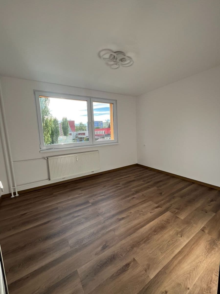 Prenájom bytu 3-izbový 75 m², Dlouhá, Česká Lípa, Liberecký kraj Prenájom bytu 3-izbový 75 m², Dlouhá, Česká Lípa, Liberecký kraj