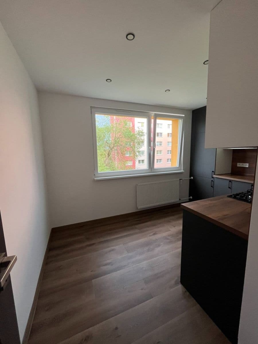Prenájom bytu 3-izbový 75 m², Dlouhá, Česká Lípa, Liberecký kraj Prenájom bytu 3-izbový 75 m², Dlouhá, Česká Lípa, Liberecký kraj