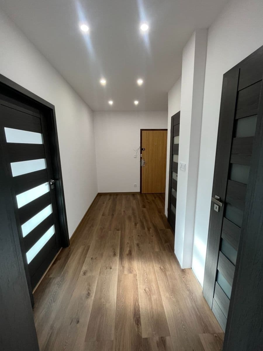 Prenájom bytu 3-izbový 75 m², Dlouhá, Česká Lípa, Liberecký kraj Prenájom bytu 3-izbový 75 m², Dlouhá, Česká Lípa, Liberecký kraj
