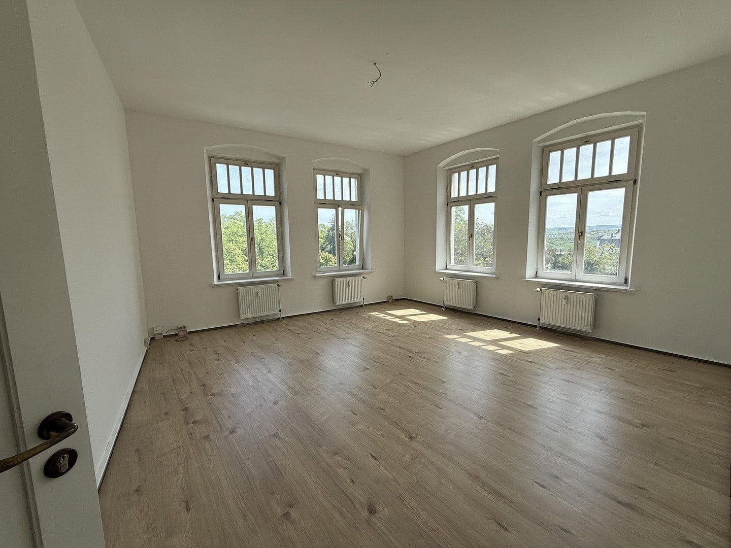 Prenájom bytu 4-izbový 105 m², Jößnitzer Str. 71, Plavno, Sasko Prenájom bytu 4-izbový 105 m², Jößnitzer Str. 71, Plavno, Sasko