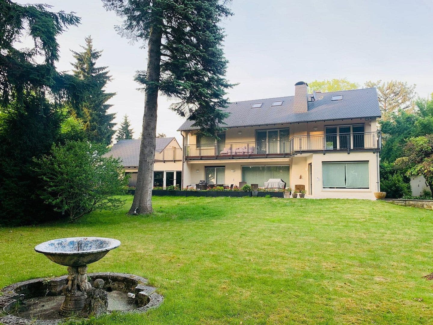 Prenájom domu 360 m², pozemek 1.800 m², Frankfurt, Hesensko Prenájom domu 360 m², pozemek 1.800 m², Frankfurt, Hesensko