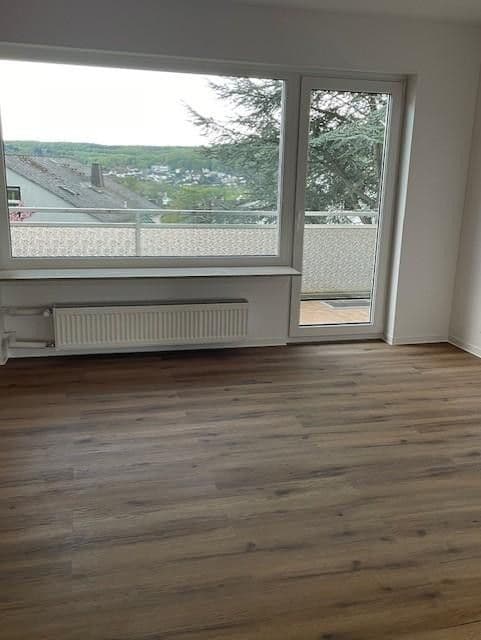 Prenájom bytu 4-izbový 170 m², Fichtenstraße 40, Niedernhausen, Hesensko Prenájom bytu 4-izbový 170 m², Fichtenstraße 40, Niedernhausen, Hesensko