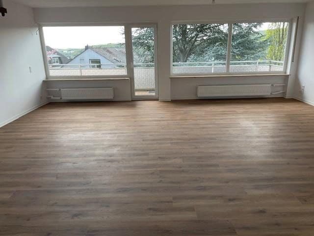 Prenájom bytu 4-izbový 170 m², Fichtenstraße 40, Niedernhausen, Hesensko Prenájom bytu 4-izbový 170 m², Fichtenstraße 40, Niedernhausen, Hesensko
