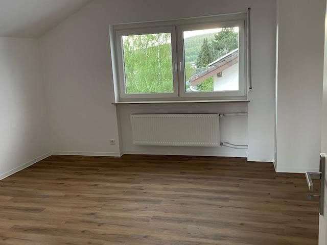 Prenájom bytu 4-izbový 170 m², Fichtenstraße 40, Niedernhausen, Hesensko Prenájom bytu 4-izbový 170 m², Fichtenstraße 40, Niedernhausen, Hesensko