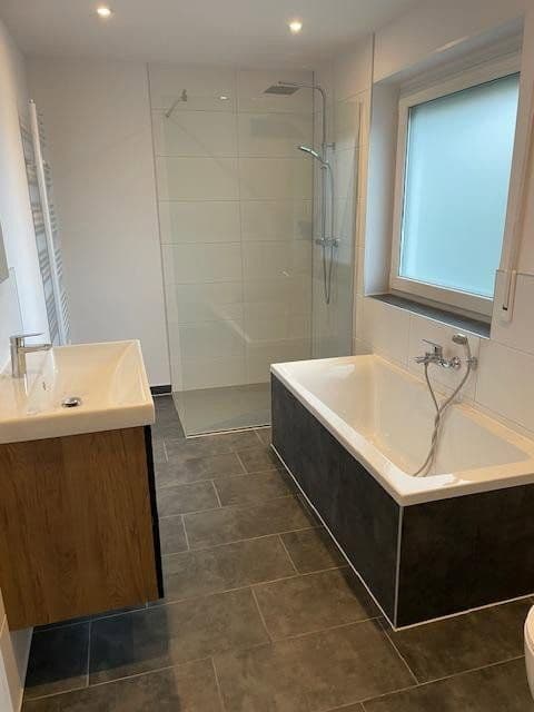 Prenájom bytu 4-izbový 170 m², Fichtenstraße 40, Niedernhausen, Hesensko Prenájom bytu 4-izbový 170 m², Fichtenstraße 40, Niedernhausen, Hesensko