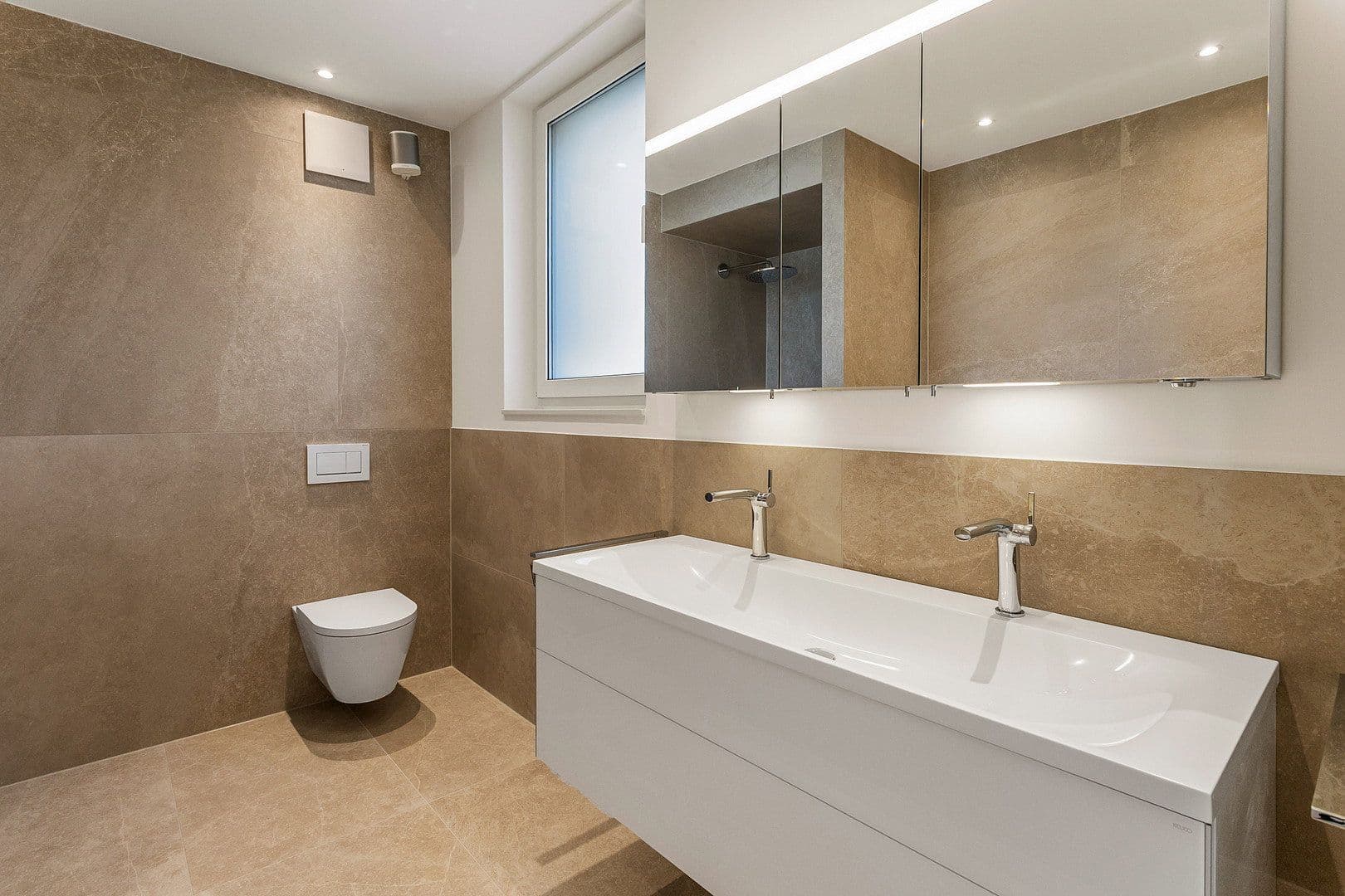 Prenájom domu 185 m², pozemek 330 m², Auf den Gänseweisen 24a, Liederbach am Taunus, Hesensko Prenájom domu 185 m², pozemek 330 m², Auf den Gänseweisen 24a, Liederbach am Taunus, Hesensko