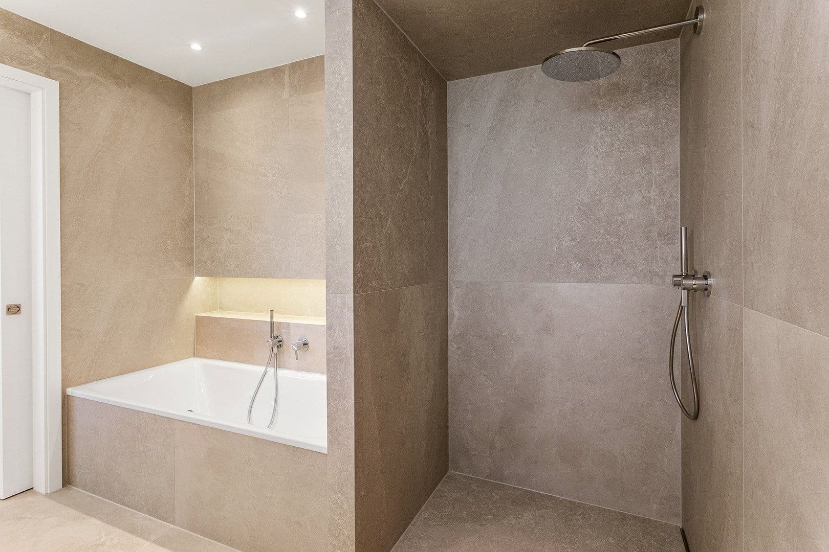 Prenájom domu 185 m², pozemek 330 m², Auf den Gänseweisen 24a, Liederbach am Taunus, Hesensko Prenájom domu 185 m², pozemek 330 m², Auf den Gänseweisen 24a, Liederbach am Taunus, Hesensko